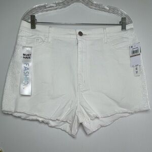 Tinseltown Women’s White Lace-Trimmed Mom
Shorts Size 15 NWT